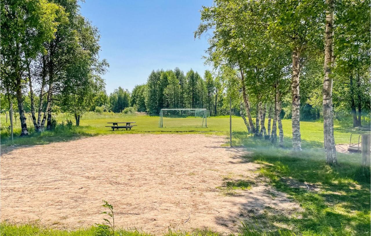 Cozy Home In Oerebro With Wifi Екстер'єр фото